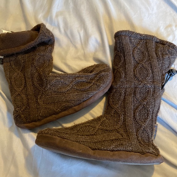 Muk Luks Shoes - Muk Luks size Medium (6.5-7.5) shoes/slippers